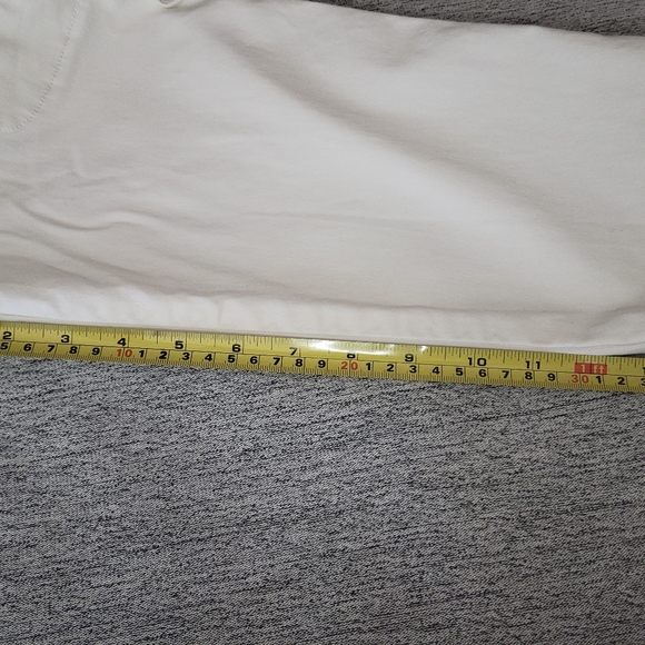 Abercrombie and Fitch size 2 white capris - Picture 5 of 5